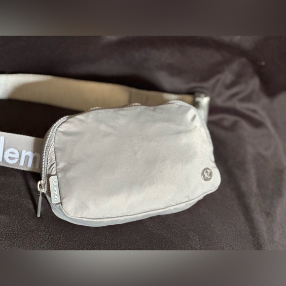 lululemon Everywhere Belt Bag Crossbody Extended Strap color Silver/Gray - Picture 6 of 16
